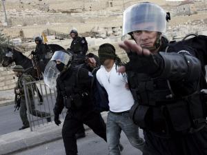 الاحتلال يبعد (3) فلسطينيين عن الأقصى