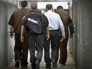 الأسرى يواصلون "العصيان" ويعتصمون في ساحات السجون اليوم