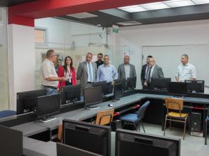 اهتماماً بمؤسسات التعليم العالي...  بنك فلسطين يقدم مجموعة أجهزة حاسوب لجامعة القدس