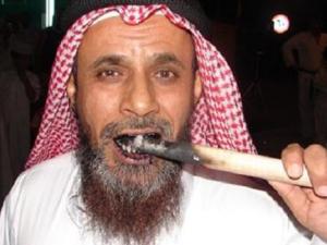 سعودي يأكل جمراً وزجاجاً وثعابين