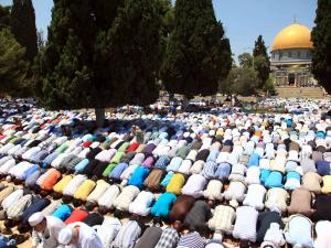 المئات يصلون في المسجد الأقصى