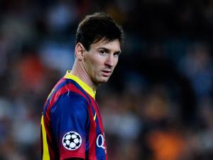 ميسي يقود برشلونة للفوز على ملقة والصعود للقمة في اسبانيا