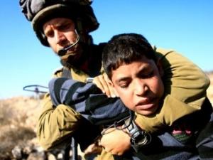 جندي يعتقل طفل