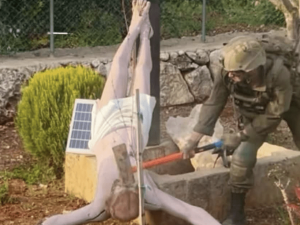 جندي إسرائيلي يحطّم تمثالاً للمسيح في بلدة دبل جنوبي لبنان