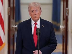 ترامب يعلن الاستيلاء على سفينة شحن ترفع العلم الإيراني في خليج عمان