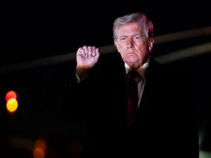 ترامب: نجري مفاوضات "معمقة" مع إيران واتفاق محتمل قبل الثلاثاء وإلا سأفجر كل شيء