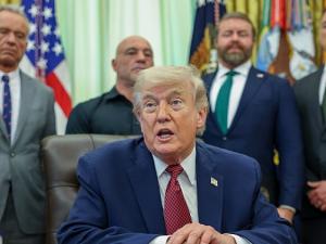 ترامب يرفض خططا عسكرية في إيران خشية الخسائر