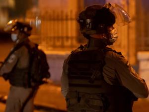 إصابات بينها خطيرة واعتقالات في مداهمات بالضفة