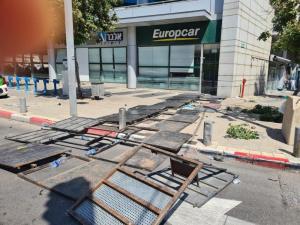 عشرات الإصابات بينها 12 خطيرة بمواجهات عنيفة في "تل أبيب"