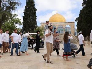 مستوطنون يقتحمون الأقصى وتجهيزات لأوسع اقتحام للمسجد خلال الأعياد اليهودية