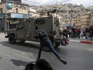 حملة اعتقالات واعتداءات واسعة للاحتلال والمستوطنين بالضفة