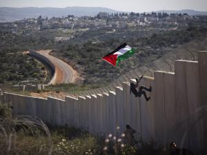 إسرائيل تحاصر نفسها بالأسوار.. كيف تخطط لفصل الضفة الغربية عن الأردن؟