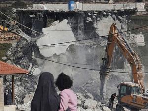 الجيش الإسرائيلي يوزع إخطارات بهدم مسجد ومساكن فلسطينية في الضفة الغربية