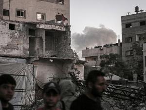 إسرائيل تواصل خرق الهدنة: غارات مكثفة على رفح وخانيونس