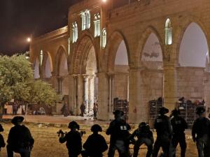 محدث بالفيديو والصور إصابات جراء اعتداء قوات الاحتلال بـ"وحشية" على المعتكفين داخل المصلى القلبي والأقصى