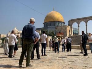 عشرات المستوطنين يقتحمون باحات الأقصى