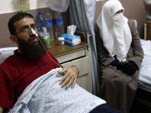 الأسير عدنان يواصل معركة الكرامة لليوم الـ 84 وسط تفاقم وضعه الصحي