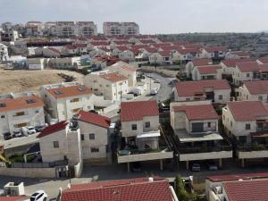 توجه إسرائيلي لشرعنة بناء 70 بؤرة استيطانية