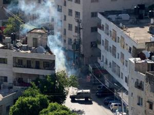 إصابة شاب بالرصاص واعتقال اثنين خلال اقتحام البلدة القديمة في نابلس