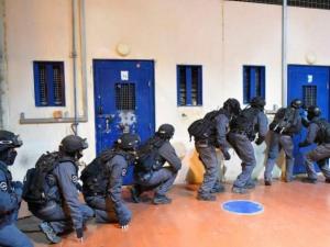 الأسرى في سجون الاحتلال يشرعون بالإضراب عن الطعام اليوم