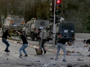 مواجهات واعتقالات بالضفة واعتداءات للمستوطنين بالخليل