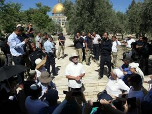 عشرات المستوطنين يقتحمون الأقصى