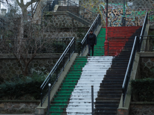 رسم علم فلسطين على درجات كنيسة "القلب المقدس" في باريس