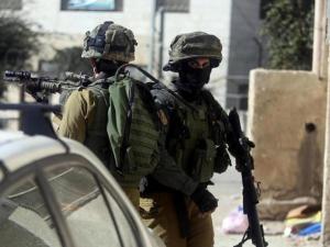 شهيد و3 إصابات احداها بالصدر إثر محاصرة قوات الاحتلال لمنزل في مخيم بلاطة