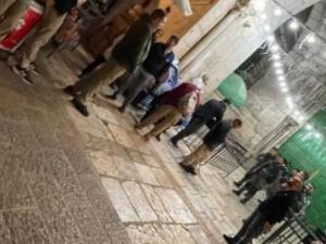 الاحتلال يقتحم المصلى القبلي ويخرج المعتكفين منه 