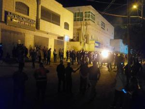 مستوطنون يهاجمون منازل ومركبات المواطنين بعدة مناطق وسط الضفة