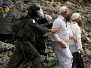 إصابات بالرصاص والاختناق نتيجة اعتداء المستوطنين على المواطنين في بيت لحم والقدس