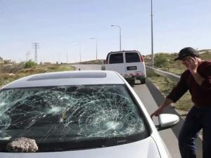 مستوطنون يهاجمون مركبات المواطنين شمال أريحا