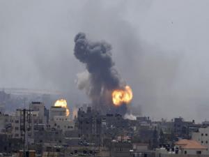 طائرات الاحتلال الحربية تستهدف مواقع للمقاومة في قطاع غزة