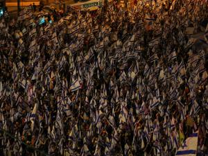 الاحتجاجات ضد إضعاف القضاء تشتدّ حدّة الثلاثاء: عرقلة عمل القطارات وتعطيل مواقع إنترنت وتطبيقات