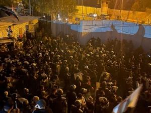 احتجاجا على حرق القرآن: إضرام النار بالسفارة السويدية في بغداد