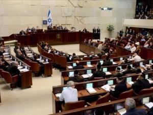الكنيست يصادق بالقراءة الأولى على مشروع قانون يمنع رفع الأعلام الفلسطينية في الجامعات