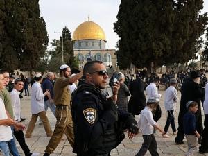 مستوطنون يقتحمون الأقصى ودعوات لـ "مسيرة أعلام" بالقدس القديمة