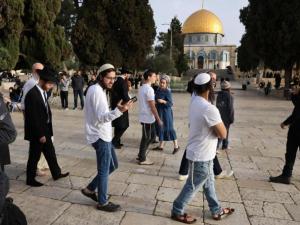 مستوطنون يقتحمون الأقصى ويؤدون طقوسًا تلمودية