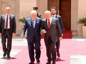 عباس يصل عمان ويبحث مع ملك الأردن التطورات السياسية