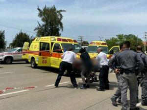 إصابة مستوطن بجراح خطيرة في عملية طعن بمنطقة بيتح تكفا في "تل أبيب"