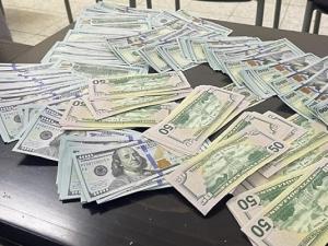 القبض على شبكة تروّج عملة مزيّفة من فئة الدولار في أريحا وتوزّعها في الضفة