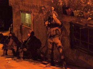 الاحتلال يأخذ قياس منزل منفذي عملية الخليل