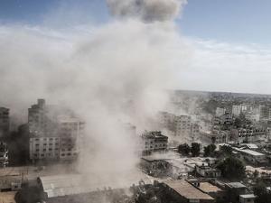 غزة: شهداء وجرحى في قصف مناطق مأهولة.. "حماس" تعتزم الإفراج عن أسيرتين أخريين