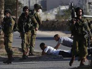 اعتقالات واشتباكات بالضفة: شهيد و5 إصابات خطيرة بمخيم الجلزون