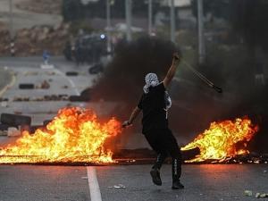 إصابات باشتباكات ومواجهات: حملة اعتقالات واسعة ومصادرة محتويات مطابع بالضفة