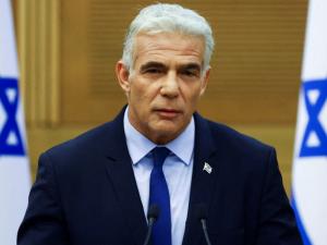 حمل المستوطنين المتطرفين المسؤولية.. لابيد يدعو نتنياهو لضبط النفس بالضفة ويحذّر من خوض حرب بـ3 جبهات