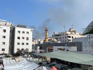 الصحة العالمية تؤكد فقدانها الاتصال بمراكزها في مجمع الشفاء الطبي بغزة.. و”يونيسف” تدعو لوقف إطلاق النار