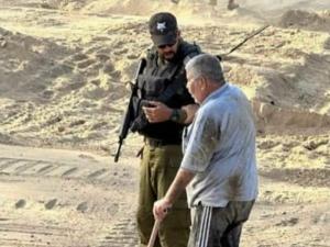 استخدمه للدعاية “للنزوح الآمن” ثم أعدمه ميدانياً! تنديد بجريمة ارتكبها الاحتلال بحق مسنّ فلسطيني