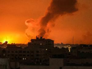 مجزرة إسرائيلية جديدة بغزة.. استشهاد 17 في قصف مخيم النصيرات، وهنية يلتقي رئيسة الصليب الأحمر