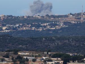 بينهم نجل قيادي بـ”حزب الله” ونائب برلماني.. 4 شهداء في غارة إسرائيلية على منزل بجنوب لبنان